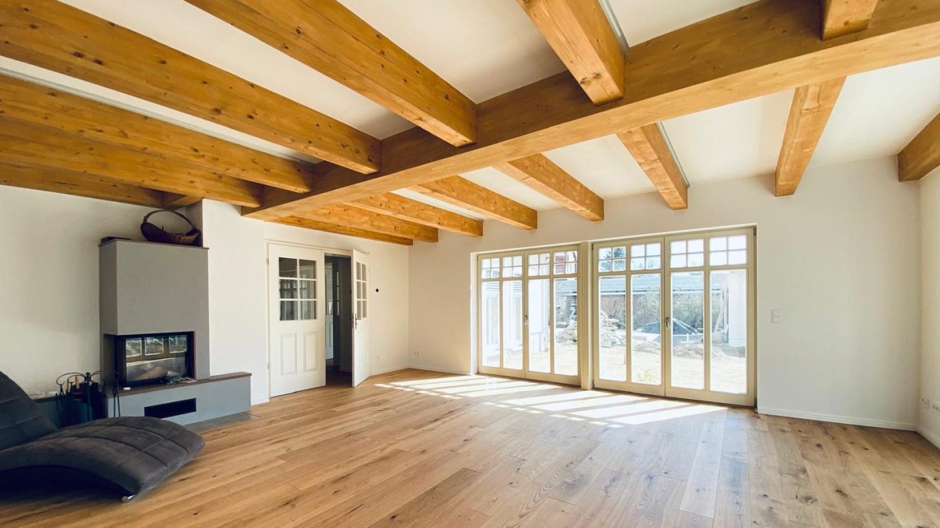 Fachwerkhaus mit roten Ziegeln und Holzrahmen, mehrere Fenster.